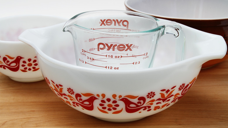 Vintage Pyrex mutfak eşyaları