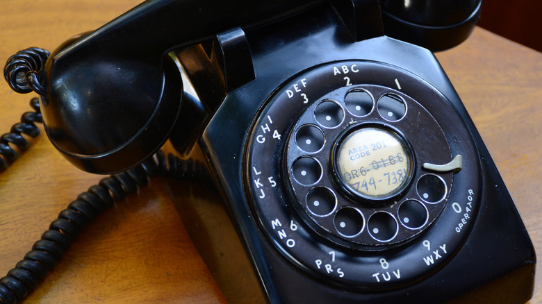 Siyah, vintage bir çevirmeli telefonun yakın çekimi