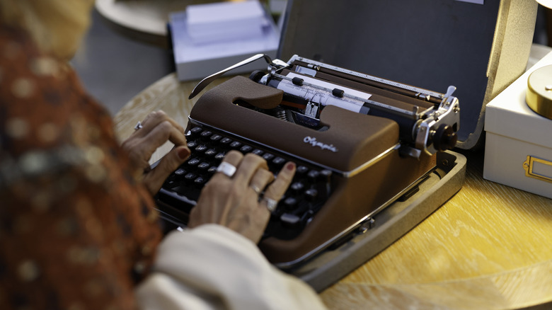 Vintage daktilo kullanan kişi