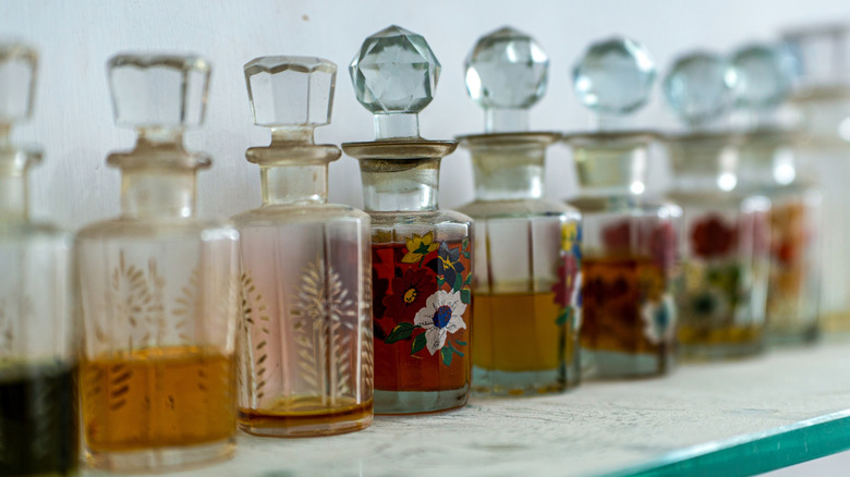 Vintage parfüm şişeleri koleksiyonu