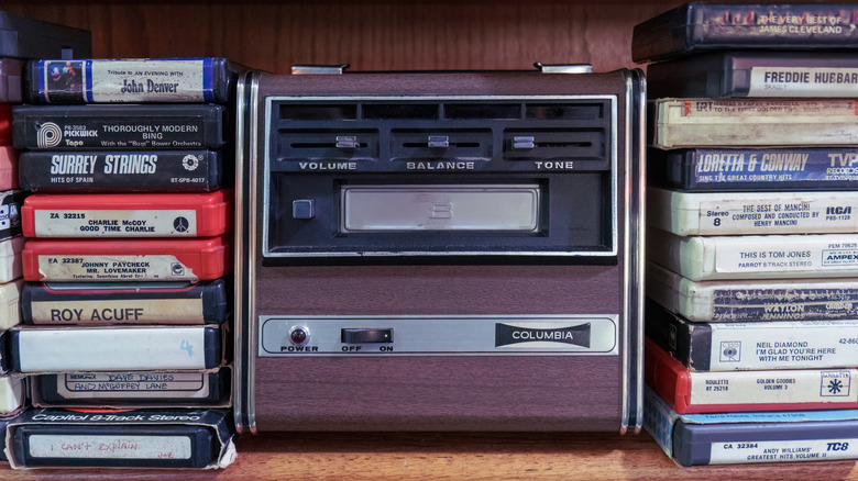 Çeşitli sanatçıların kasetleriyle birlikte 8 parçalı oynatıcı