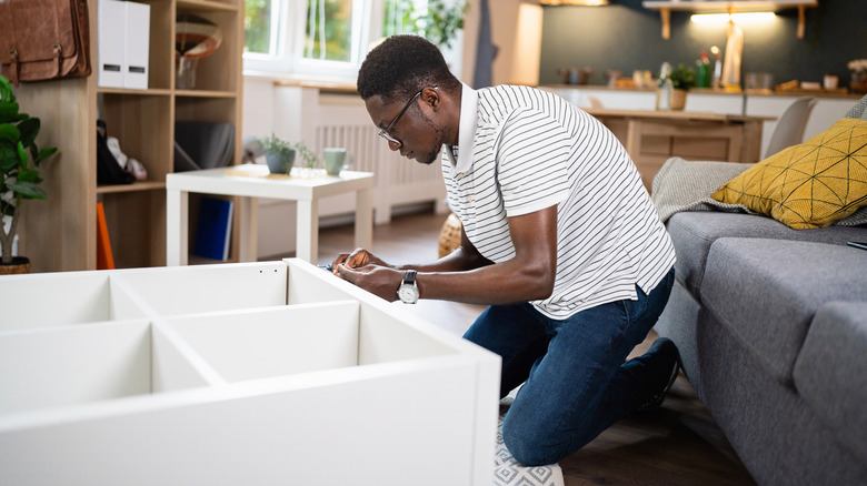 Mobilyaları bir araya getiren kişi