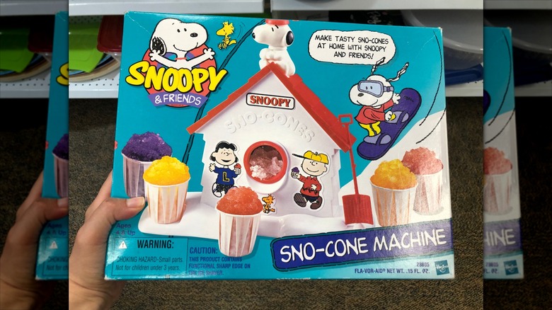 Birisi Snoopy Sno-cone makinesinden tasarruf ediyor