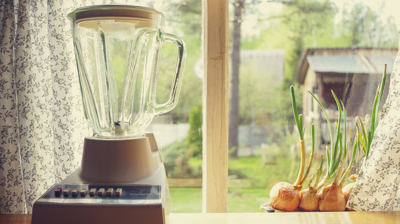 Mutfak tezgahında vintage blender