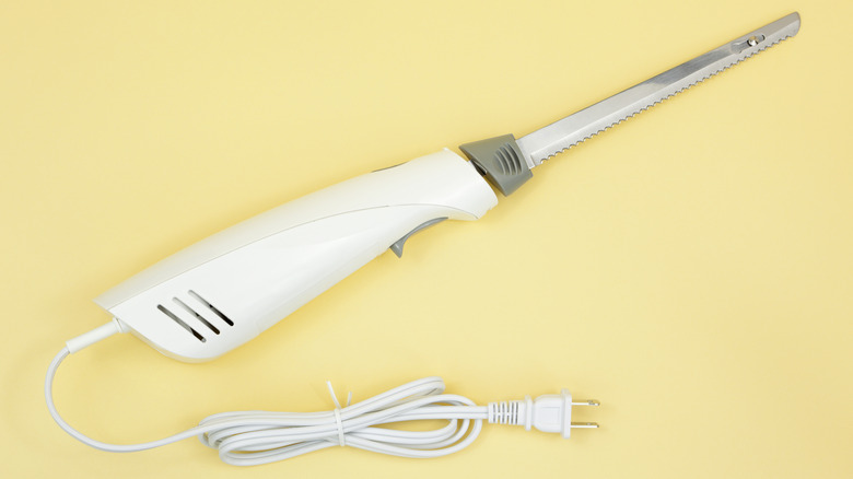 Tezgahın üzerinde elektrikli bıçak