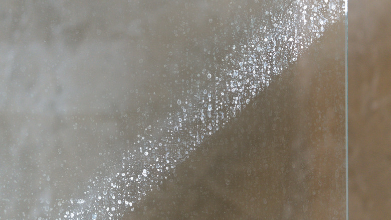 Cam duşta sert su lekeleri