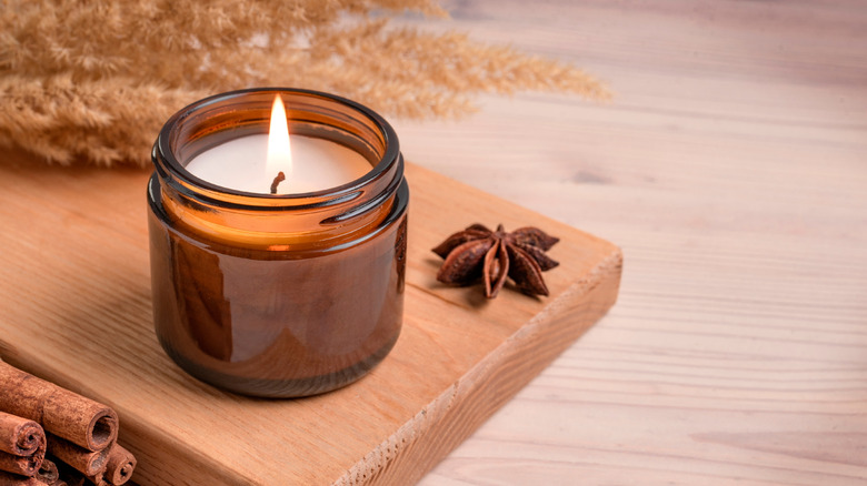 Yanan bir kavanoz mumu