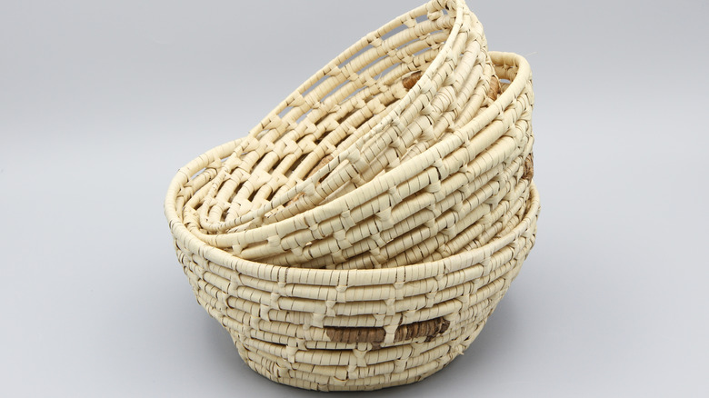 Üç dokuma sepetten oluşan bir yığın