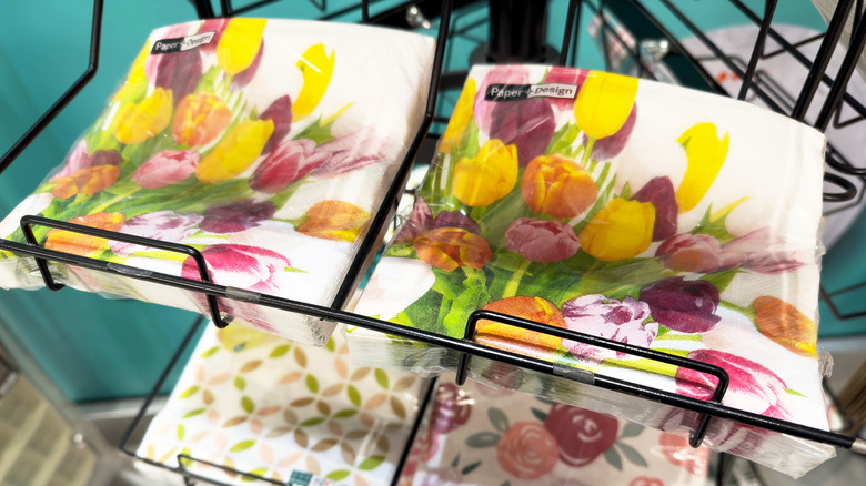 Çiçek desenli kağıt peçetelerin sergilenmesi