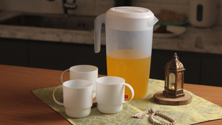 Plastik sürahi ve meyve suyu bardakları