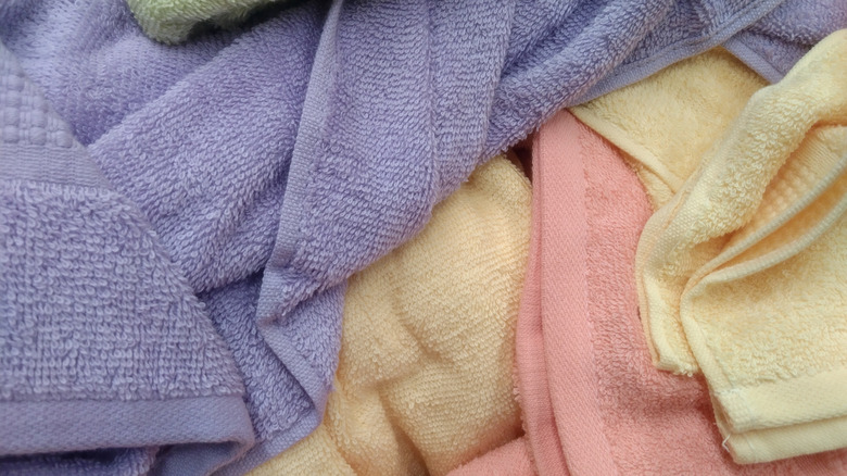 Renkli havlu yığını