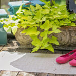 Kadının Basit IKEA Depolama Hilesi Kirli Bahçe Ayakkabılarını Düzenli ve Yerden Uzak Tutuyor