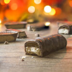 Eğlenceli Bir Dolar Ağacı DIY ile Devasa Cadılar Bayramı Çikolata Bar Dekoru Yapın