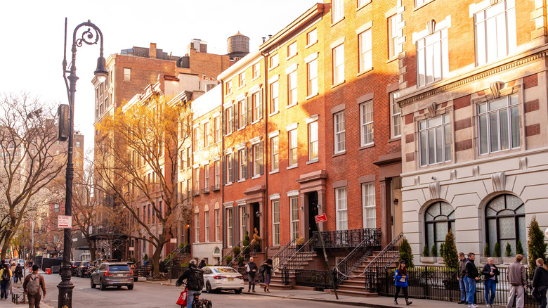 Greenwich Village, Manhattan, New York City'de büyüleyici bir sokak manzarası, klasik kumtaşı binalar, gezinmek ve benzersiz mağazalarını keşfetmek için popüler