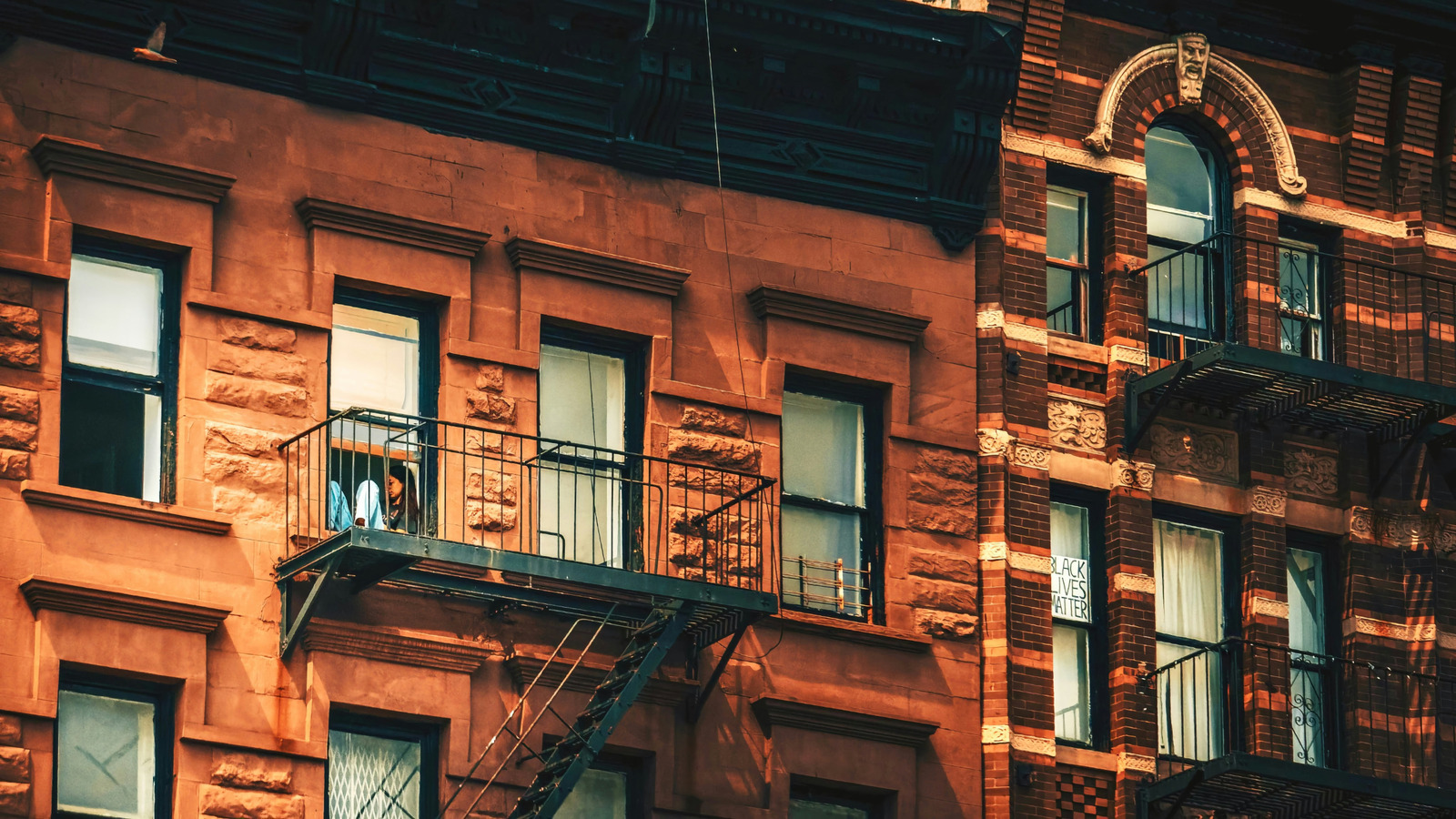 NY Brownstones Mimarisini Bu Kadar İkonik Yapan Nedir?