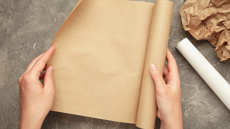 Balmumu kağıt rulosunu açan kadın