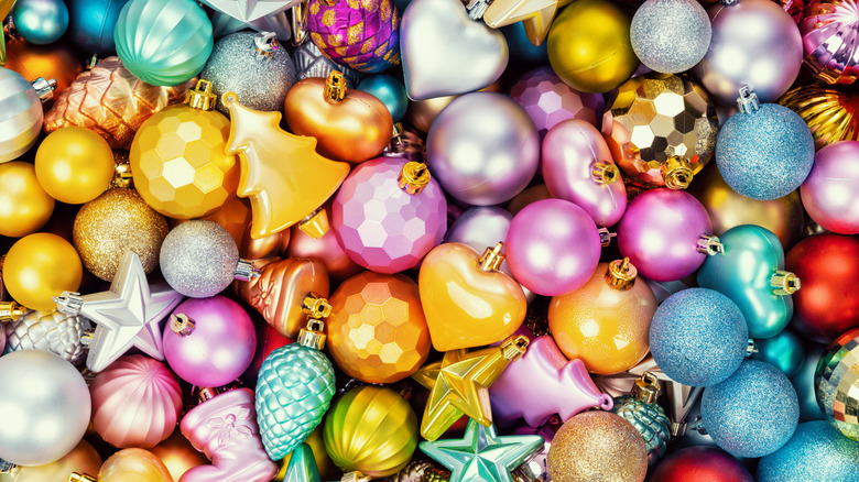 Renkli Noel süsleri yığını