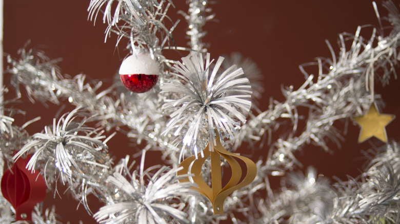 Süslü alüminyum Noel ağacı