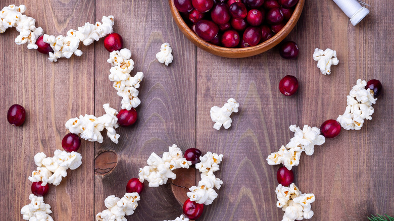 Patlamış mısır ve kızılcık ile ev yapımı çelenk