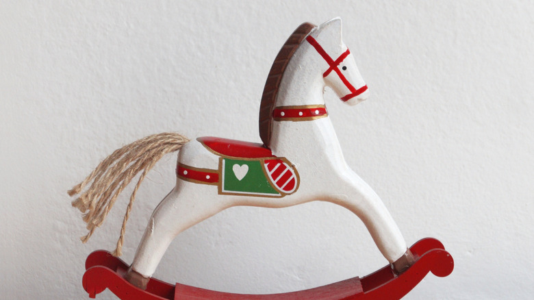 El boyaması tahta at süsü