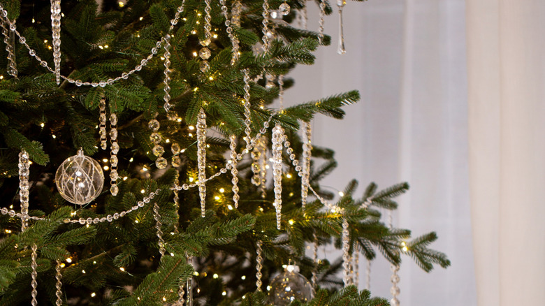 Noel ağacındaki buz saçağı ve kristal süsler