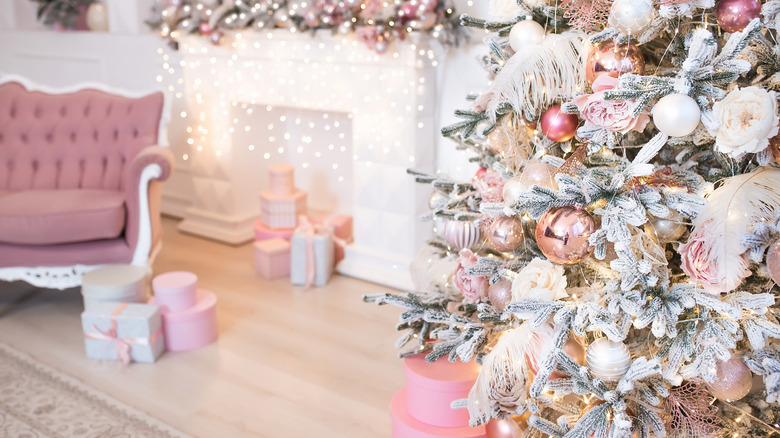 Pembe Noel dekorasyonuna sahip oda