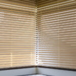 Sararmış Perdeleri Elinizde Bulunan Bir Ev Zımbasıyla Aydınlatın