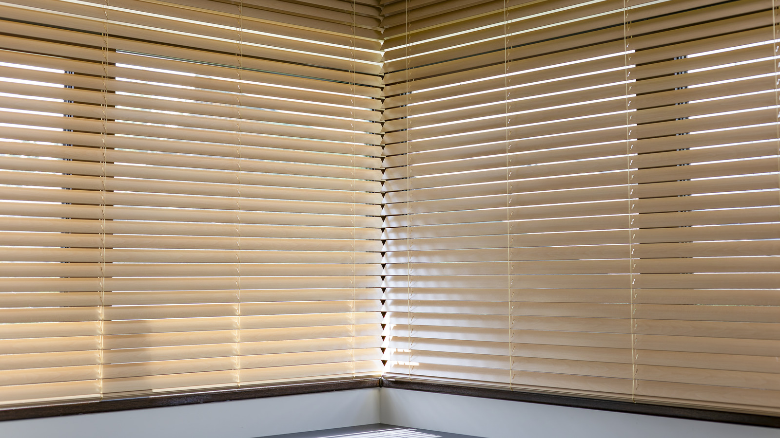 Sararmış Perdeleri Elinizde Bulunan Bir Ev Zımbasıyla Aydınlatın