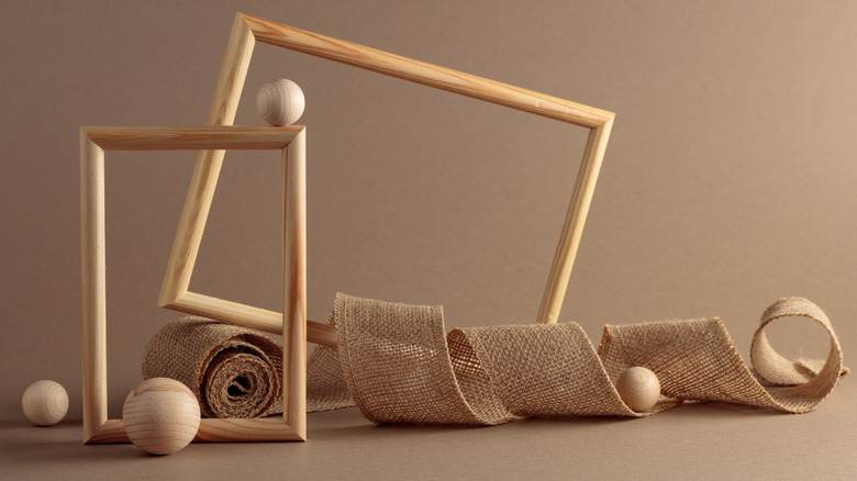 Çuval bezi kurdele ile ahşap toplar ve çerçeveler