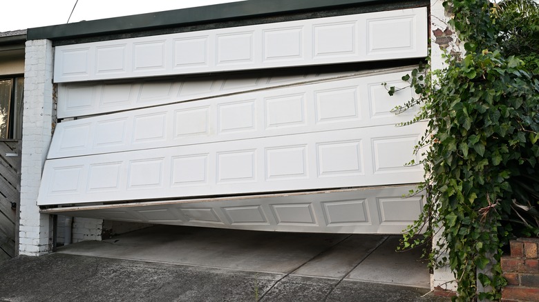 Ağır hasarlı garaj kapısı