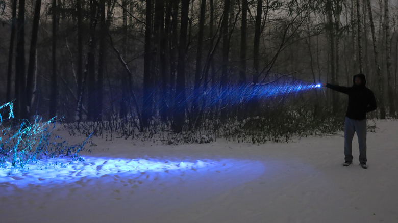 karda el feneri tutan adam