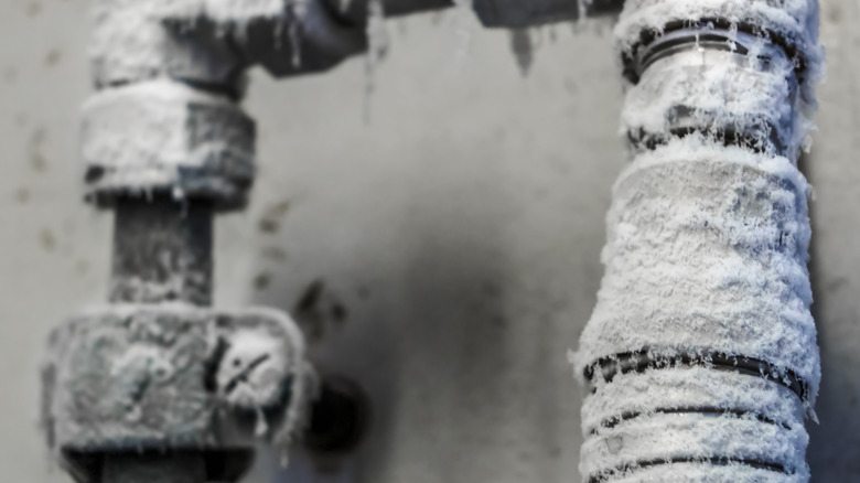 bir evin bodrumunda donmuş borular