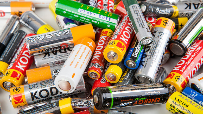 çeşitli AA pil yığını