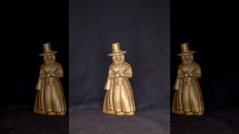 Siyah arka planda pirinç bayan çanı