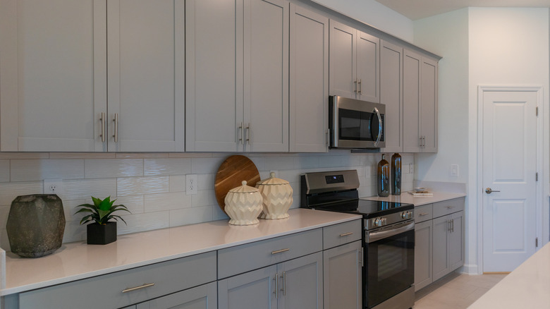 modern bir mutfakta gri mutfak dolapları