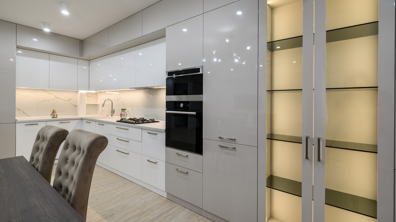 modern bir mutfakta beyaz, parlak mutfak dolapları