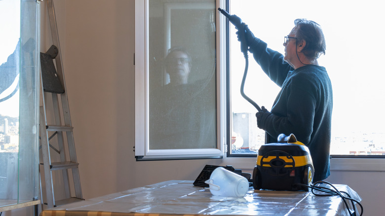 Adam pencereye buhar sıkıyor