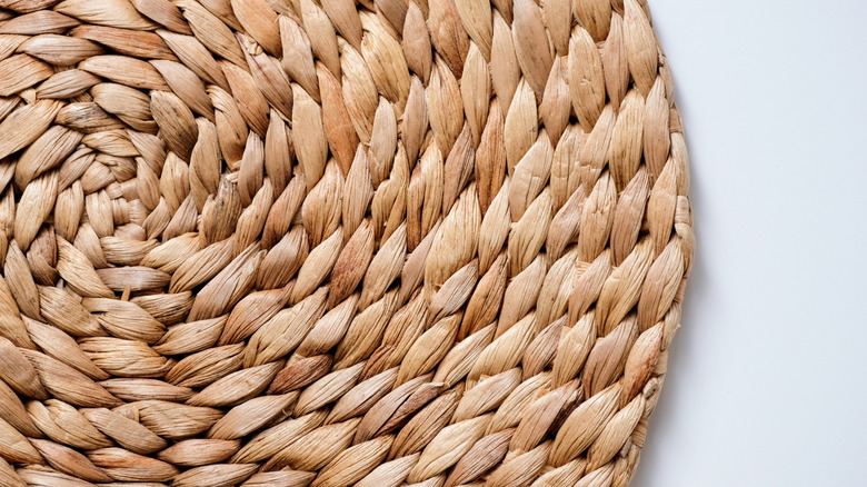 Dokuma su sümbülü servis altlığının yakın çekimi