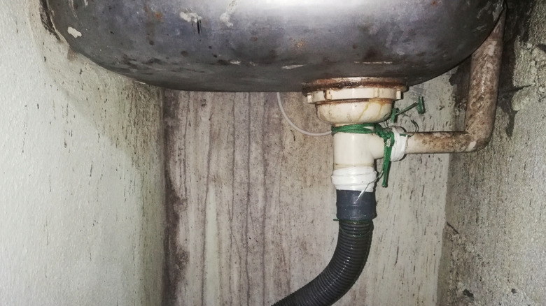 Lavabo altındaki dolap kalıpla kaplıdır.