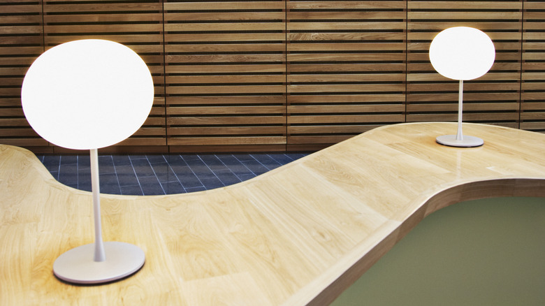 Kıvrımlı bir retro masa