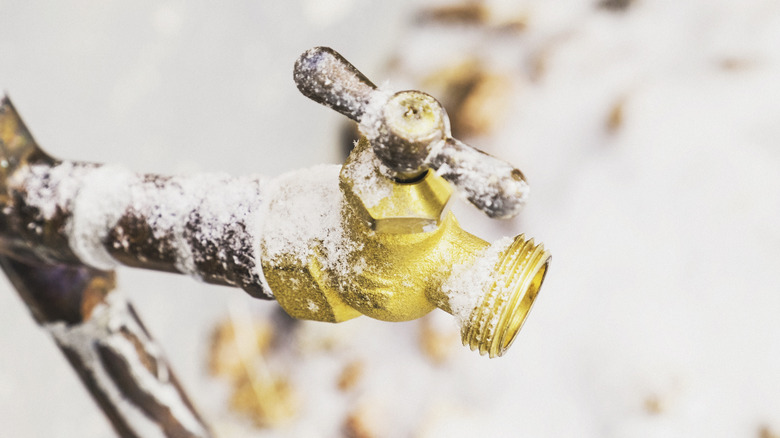 Üzerinde buz ve kar olan donmuş bir musluk