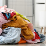 Kadının Akıllı IKEA Çözümü Çamaşırları Yerden Uzak Tutuyor ve Küçük Banyoda Düzenli Tutuyor