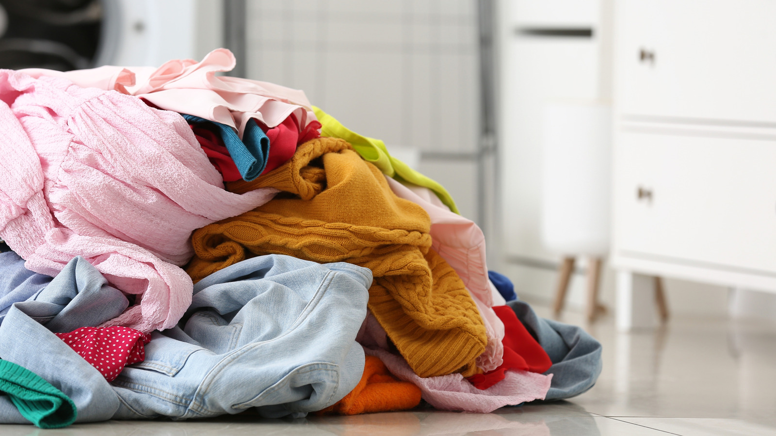 Kadının Akıllı IKEA Çözümü Çamaşırları Yerden Uzak Tutuyor ve Küçük Banyoda Düzenli Tutuyor