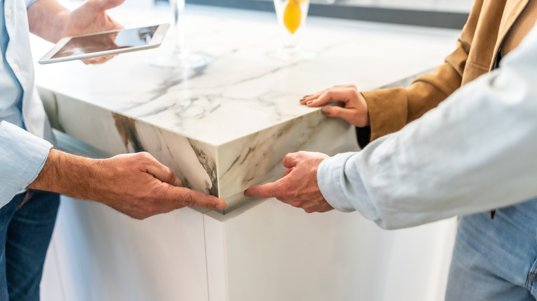 Ev sahipleri parmaklarını mutfak tezgahının kalem kenarı üzerinde gezdiriyor