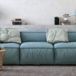 Elveda Büyük Yastıklar: Bu, 2026'da Devralacak Minimalist Kanepe Trendi