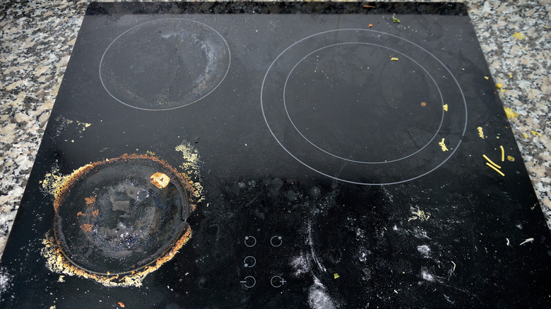 Yanmış pislikle dolu kirli ocak üstü