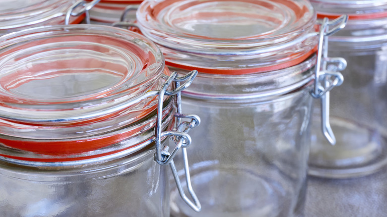 Kapakları yan yana duran boş cam kavanozlar