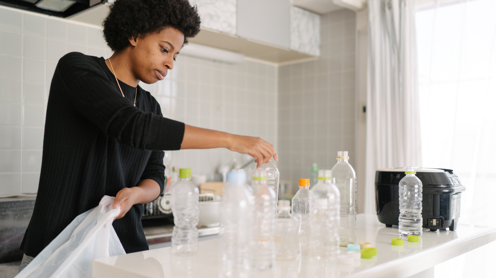 İnsanlar neden kapılarına plastik şişeler koyuyor?