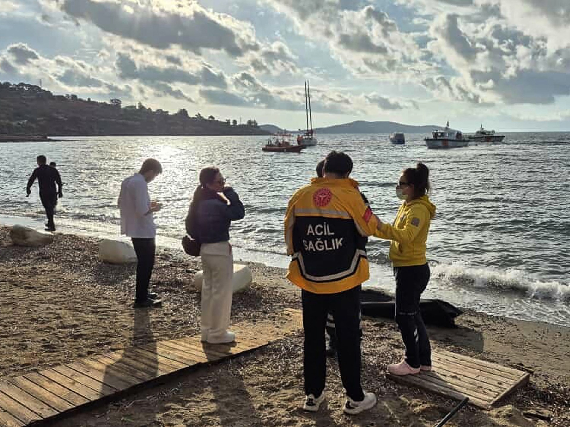 Mülteci teknesi Türkiye'nin batısı açıklarında battı, en az 14 kişi öldü