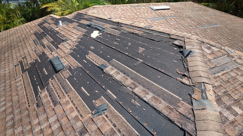 Fırtınadan zarar gören çatıda bazı kiremitler eksik